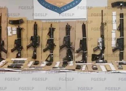 Dan a policías armas aseguradas a delincuentes