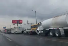 Video | Se movilizan transportistas por carretera 57; suspenden bloqueo