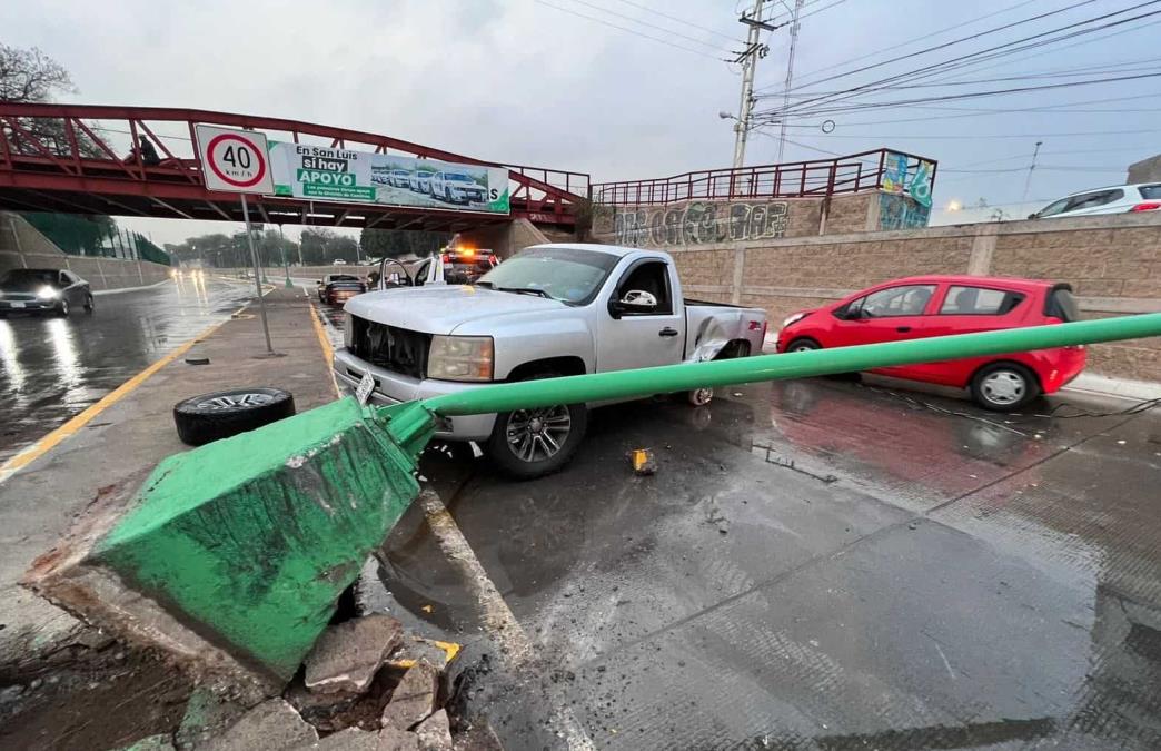 La Policía Vial atendió un accidente de un vehículo que tiro un poste de alumbrado en Río Santiago / Foto: Especial