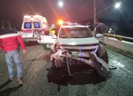 Una mujer lesionada en choque de taxi sobre carretera a Rioverde