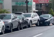 Conductor choca y da&ntilde;a tres veh&iacute;culos en agencia de Carranza
