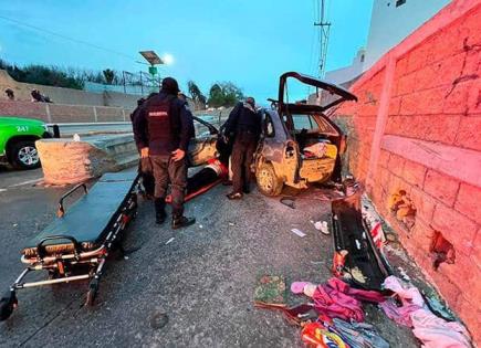 Carro impacta contra muro en el río Santiago 