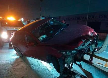 Auto impacta contra poste a bulevar