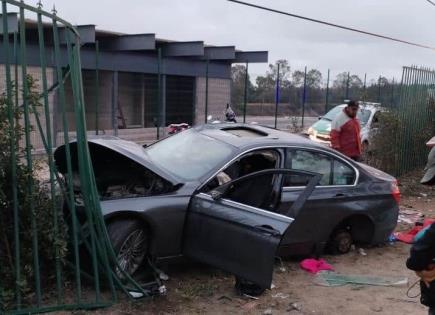 Conductor de un BMW choca en parque Tangamanga y abandona su autom&oacute;vil
