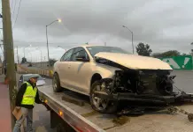 Impacto de auto en protecci&oacute;n met&aacute;lica de puente