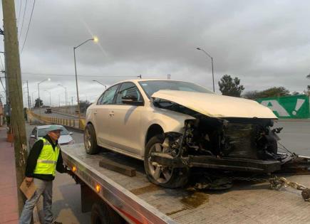 Impacto de auto en protecci&oacute;n met&aacute;lica de puente