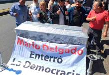 Protesta de manifestantes en sede de Morena
