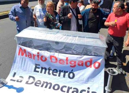 Protesta de manifestantes en sede de Morena