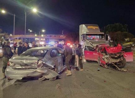 Trailero embiste a dos vehículos frente a Sendero; hay tres lesionados