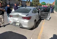 Al menos 7 veh&iacute;culos con da&ntilde;os tras choques en Salvador Nava