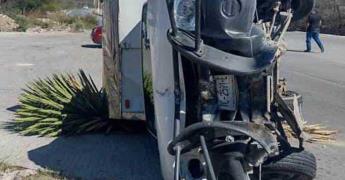 Vuelca una camioneta en la carretera a Villa de la Paz