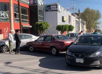 Daña dos autos por dar vuelta en U