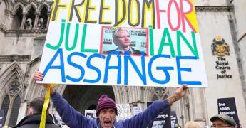 Presenta Assange último recurso contra extradición