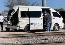 Camioneta de personal es embestida por el tren en zona industrial