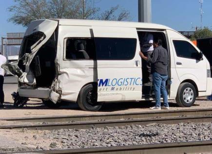 Camioneta de personal es embestida por el tren en zona industrial