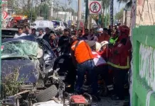 Video y Fotos | Cae veh&iacute;culo de gr&uacute;a y provoca aparatoso accidente en la 57