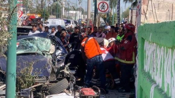 Video y Fotos | Cae vehículo de grúa y provoca aparatoso accidente en la 57