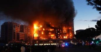 Fuego consume dos edificios en Valencia, España