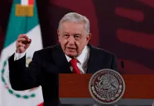 Llueven cr&iacute;ticas a AMLO por divulgar tel&eacute;fono de periodista de NYT