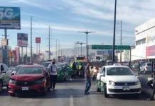 Carambola en Salvador Nava deja daños en cuatro vehículos