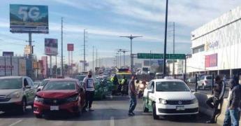 Carambola en Salvador Nava deja daños en cuatro vehículos