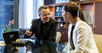 Sheinbaum entrega rosa de plata bendecida por el Papa a rector de Basílica