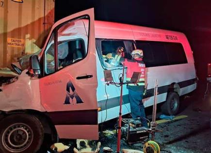 Diez muertos y cinco heridos, en choque carretero