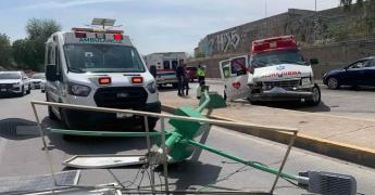 Choca ambulancia en el Río Santiago