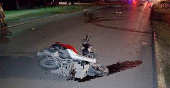 Fallece motociclista al chocar contra un carro