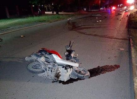 Fallece motociclista al chocar contra un carro