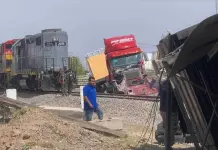 Video | Trailero se cruza y es arrastrado por el tren en Zona Industrial