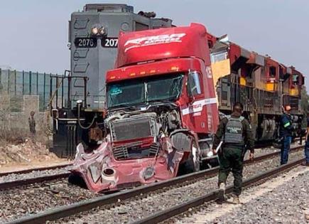 Tráiler intenta ganarle al tren y es embestido