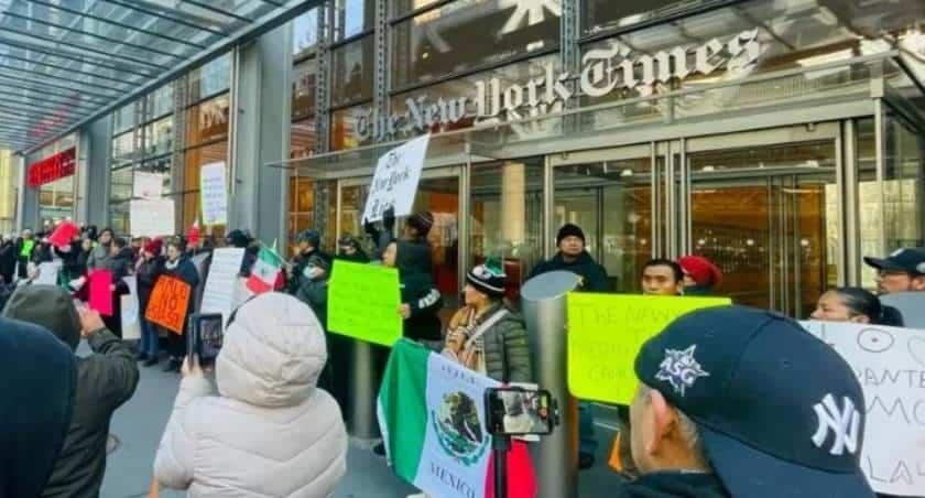 Los mexicanos en la sede del diario en Nueva York / Foto: Especial