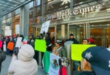 Grupo de mexicanos protesta en The New York Times a favor de AMLO 