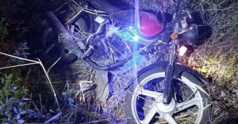 Muere motociclista al impactarse con camión