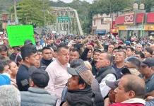 Bloquean puente de Tamazunchale; pobladores exigen obra