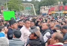 Bloquean puente de Tamazunchale; pobladores exigen obra