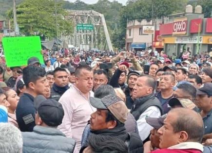 Bloquean puente de Tamazunchale; pobladores exigen obra