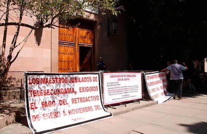 Protesta a las puertas de SEFIN