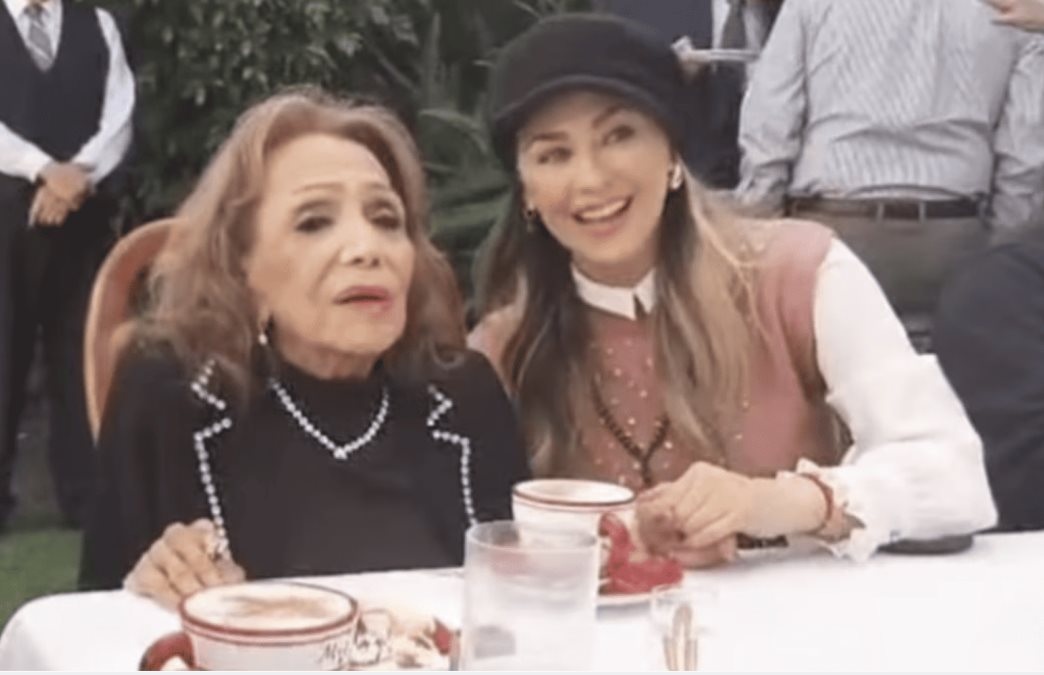 María Victoria luce radiante en la celebración de su cumpleaños 97