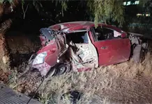 Colisi&oacute;n de Nissan Versa Rojo con &Aacute;rboles