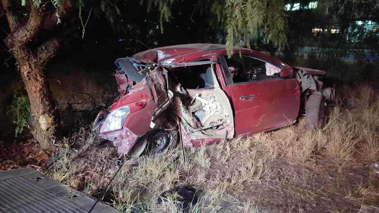 Colisión de Nissan Versa Rojo con Árboles Colisión de Nissan Versa Rojo con Árboles
