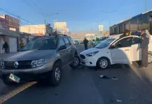 Da&ntilde;os materiales tras choque de tres veh&iacute;culos en carretera a Rioverde
