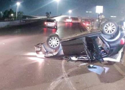Abandonan un automóvil volcado en el Distribuidor