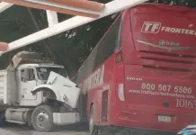 Cinco lesionados deja choque de tr&aacute;iler y autob&uacute;s