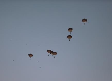 Aviones militares arrojan la ayuda