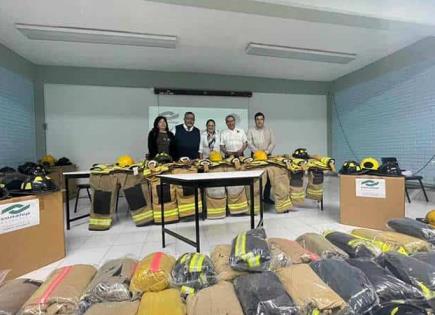 Entregan equipo a los Bomberos