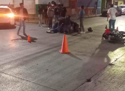 Joven en moto resulta herida en percance