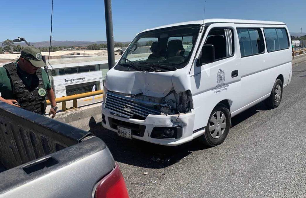 Veh&iacute;culo propiedad de la UASLP provoca un accidente