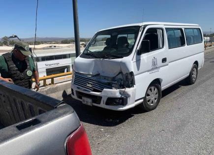 Veh&iacute;culo de la UASLP provoca choque m&uacute;ltiple